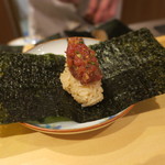 銀座 しのはら - 鮪とべったら漬けの海苔巻き