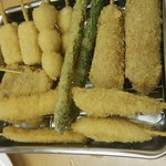 Tenshichi - 串揚げ　左上から：チーズ・うずら・アスパラ・地鶏つくね　左真ん中：豚カツ　左下：いか　右下：きす