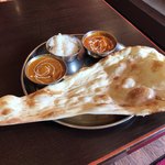 TAJMAHAL EVEREST - Bランチ（980円税込）の日替わりカボチャカレーとチキンカレー、ライスと大きなナンです。