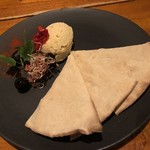 エル パト - ヒヨコ豆のハムス 自家製ピタパン添え