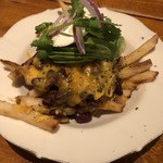 エル パト - フレンチフライのチリビーンチーズのせ