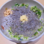 87187335 - 生しらす丼（味噌汁・ふぐの子アイス付）1500円