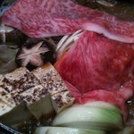 焼肉 多牛 - 多牛・肉の下では野菜が蒸しあがっている