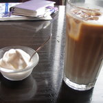 カフェ ローシャ　 - アイスカフェオレとデザート（ソフトクリーム）