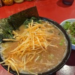 ラーメン 厚木家 - 同僚の白髪ネギのトッピングです♪(*≧∀≦*)