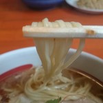 八尾塩元帥 - 麺をリフトアップ