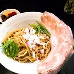 つるムチの太麺、水菜、わけぎ、柔らかメンマ、赤玉葱、レアチャーシューはクーポンで１枚➡３枚。