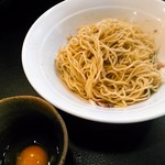 煮干し豚骨らーめん専門店 六郷 - 良く混ぜてから頂きます。いつもの麺は何も言わずともパツパツ。１玉130gと言っていたが、やはり140gっぽい。