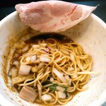 煮干し豚骨らーめん専門店 六郷 - 最後につけ汁の中に卵も含め全部入れてみる。味はかなり濃いが旨い。