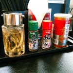 煮干し豚骨らーめん専門店 六郷 - 煮干し酢、山椒粉、一味、胡椒。