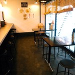 煮干し豚骨らーめん専門店 六郷 - 平日の午後３時半にはお客は他にひとり。