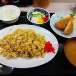 一富士 - チャーハン（コロッケ、玉葱スライス、味噌汁付きで￥７００）