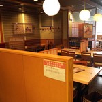 一番どり - 昨年、一部改装実施オープンなイメージの客席となりました。