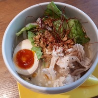 蔭山樓 表参道店 - 鶏白湯塩そば
                コクたっぷりのとろとろスープと味付け玉子が美味しかった。こんな味付け玉子作れるようになりたい！