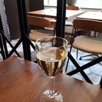 蔭山樓 表参道店 - グラスワイン白微炭酸がいい感じ。￥580