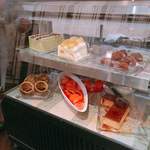 ワゴンで運ばれたケーキとフルーツを All you can eat スタイル