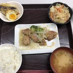 カケショク - 日替り肉定食 500円
            鶏肉とブロッコリーのガーリック炒め
            小鉢 ナスと玉子の天ぷら、餡かけ焼きそば