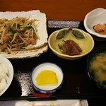 Shunsai Washoku Yamamori - 日替りランチ ￥680
                        地鶏もやし炒め