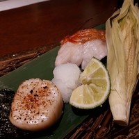 神楽坂 夢二 - 「金目鯛の塩焼き　房付きヤングコーン  青紅葉　帆立の磯辺焼き 七味唐辛子を添えて」