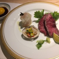 洋食 つばき - タタキは玉子醤油につけて