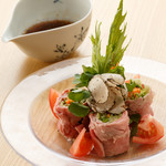 Shingitai Urufu - サマートリュフ香る肉巻きサラダ