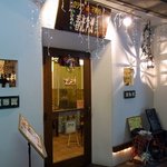 cafeロジウラのマタハリ春光乍洩 - お店の入口です。 ドアは、ガラス張りで、中の様子がよく見えるようになっていますね。