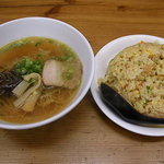 中華厨房 大岩 - 炒飯・ラーメンセット（６５０円）　炒飯は半チャンでしたが結構食べ応えがありますが、ラーメンの麺がかなり少ないです。　ただ、６５０円は安いですね。＾＾