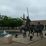 バル　トレロ - 広場の銅像