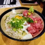 Shin Oosaka Kaisen Shokudou Ouesuto - まぐろタタキと釜揚げしらす温玉丼　790円