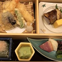 個室会席 北大路 日本橋茶寮 神田駅店 - 天ぷら、焼魚、小鉢、漬物