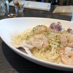 h Italian Bar Taka’S Kitchen - ◆海老と烏賊の明太クリームパスタ 海老はプリプリですし、烏賊も柔らかい。 明太子の味わいはあまり感じませんけれど、くどくなく食べやすいクリームソースです。 生パスタはモチモチ食感。