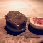 TTOAHISU - ＊中にはとろろ昆布なども入り、よく炒めた玉ねぎと共に頂くと美味。 でもパンがこれ以外提供されなくなったのは残念ですね。 出来れば、お魚料理辺りで以前のパンを出して頂けると嬉しいのですが。