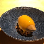 TTOAHISU - ◆トンカ豆のアイス、マンゴソースかけ。 杏仁のような味わいのするアイスと、マンゴソースがよく合います。