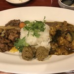 大衆中遊華食堂 八戒 - 6月のOsamu式カリィあいがけ