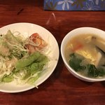 大衆中遊華食堂 八戒 - サラダ、スープも付いてるよー