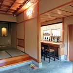 Daiwa - 大和さんの玄関、脇にカウンター席