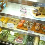 EDEN - 野菜なども売っています。