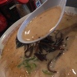 哲麺 - 豚骨醤油チャーシューメンのスープ
