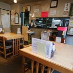 吉田屋食堂 - 懐かしくもこざっぱりした店内。