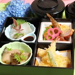 Gyokai Kaisen Shokusai Daishin - 仕出し 3,000円 松華堂弁当「なでしこ 華」