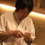 はらまさ - 稚鮎の串刺しをする親方
      お刺身の前後に、2種類の魚のどちらを選ぶかを たずねてくださいます