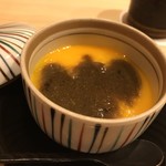はらまさ - ズワイガニの茶碗蒸し
      中はズワイガニの身たっぷりの茶碗蒸し。
      上に 半ナマ とろとろの卵黄
      さらに、濃厚な かにみそ