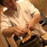 はらまさ - 真剣な顔でトリュフを削る親方（≧∇≦）