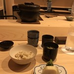 はらまさ - ドリフご飯とお味噌汁、香の物
      赤だしは苦手なので、普通の田舎味噌風のお味噌汁は本当にありがたいです(^o^)