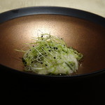TTOAHISU - ◆金目鯛のお料理・・金目鯛は昆布〆にされています。 葱オイル、ジュンサイ、山葵などと。 長芋と大根ピクルスを刻んだソースで頂きます。 これはフレンチではなく「和」の味わいですね。(^^;)