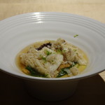 TTOAHISU - ◆蛤の出汁のフラン・・「フラン（洋風茶碗蒸し）」の上に「渡り蟹」「赤雲丹」「三つ葉」などが盛られ 海老のコンソメ風味の餡がかけられています。 渡り蟹の甘みが加味され美味しい。