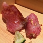 87263041 - 赤酢シャリの黒毛和牛炙り寿司と肉巻き寿司