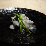 TTOAHISU - ◆太刀魚・・太刀魚の上に胡麻のピューレ、マリネした蕪のピューレ、バジルのピューレ などがかけられています。 ソースは蕪のマリネの酸味を感じます。