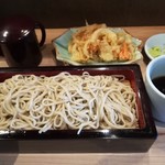 石臼挽き蕎麦とよじ - 氷のように冷たい二八もり蕎麦。あげおきのかき揚げ。