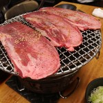 炭火焼ホルモン ぐう - 大きな牛タン